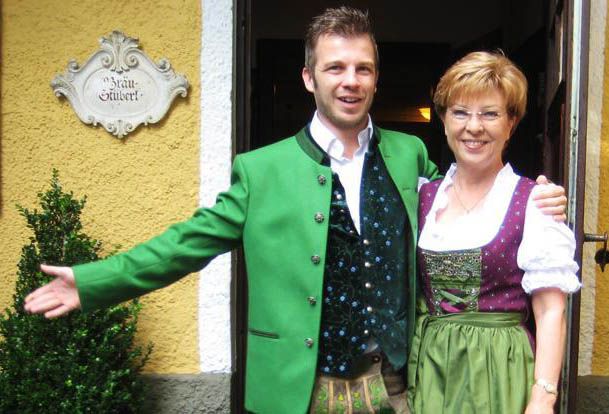 Gerry Haberl und seine Mutter Marga vorm Gasthof Hinterbrühl in München